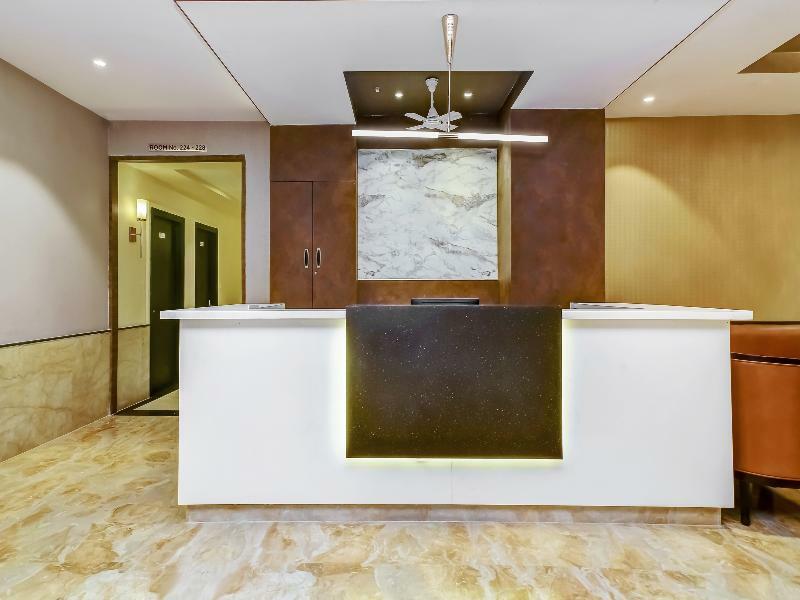 Capital O 28086 Sindhura Grand Hotel Haiderabad Buitenkant foto