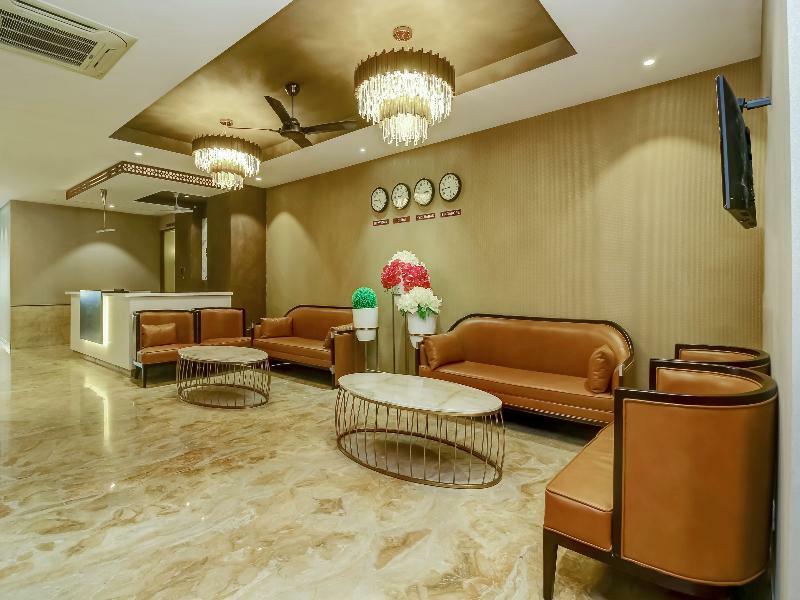 Capital O 28086 Sindhura Grand Hotel Haiderabad Buitenkant foto