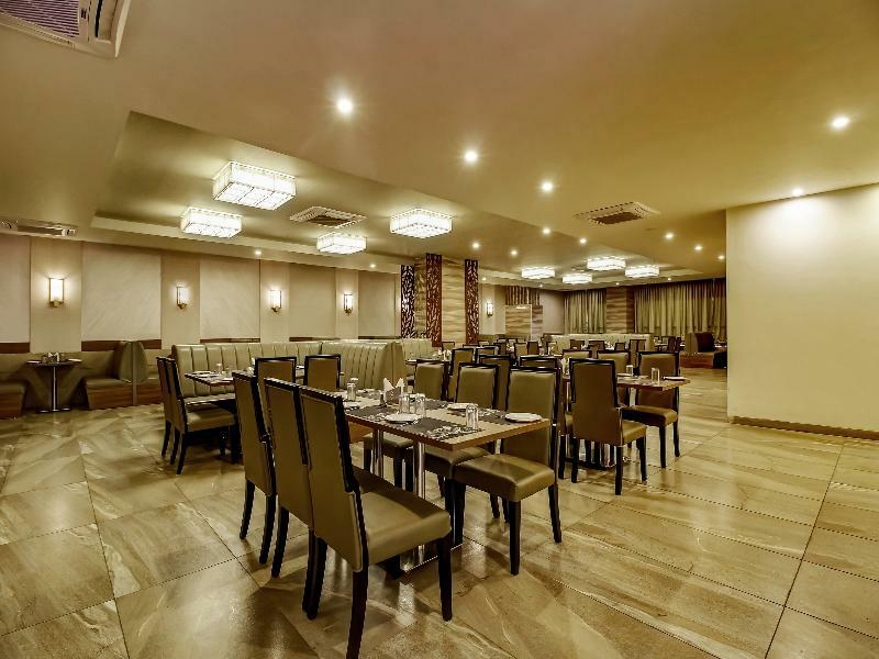 Capital O 28086 Sindhura Grand Hotel Haiderabad Buitenkant foto