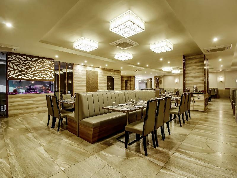 Capital O 28086 Sindhura Grand Hotel Haiderabad Buitenkant foto