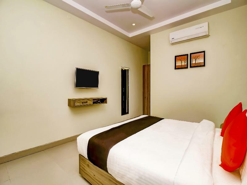 Capital O 28086 Sindhura Grand Hotel Haiderabad Buitenkant foto