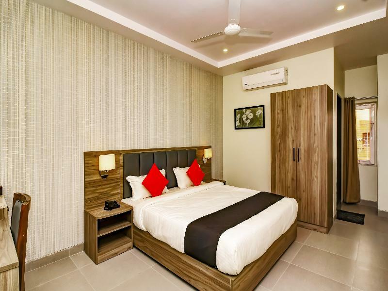 Capital O 28086 Sindhura Grand Hotel Haiderabad Buitenkant foto