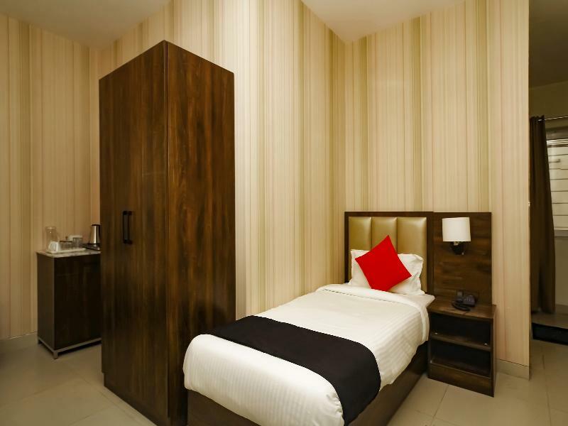 Capital O 28086 Sindhura Grand Hotel Haiderabad Buitenkant foto