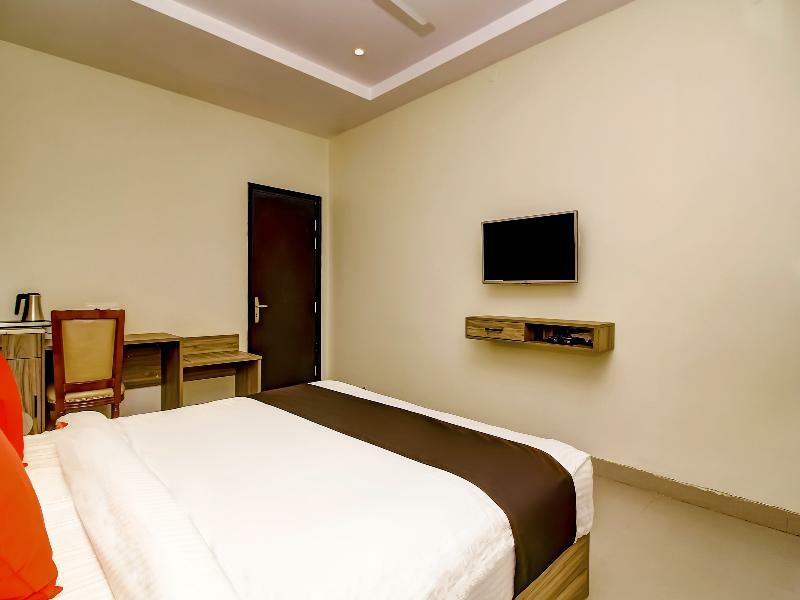 Capital O 28086 Sindhura Grand Hotel Haiderabad Buitenkant foto