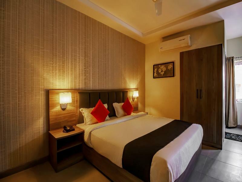 Capital O 28086 Sindhura Grand Hotel Haiderabad Buitenkant foto