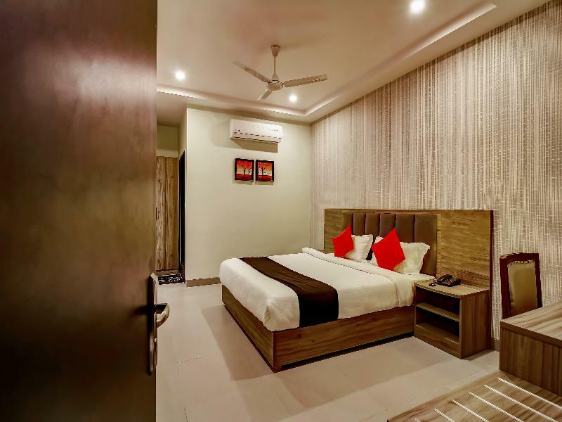 Capital O 28086 Sindhura Grand Hotel Haiderabad Buitenkant foto